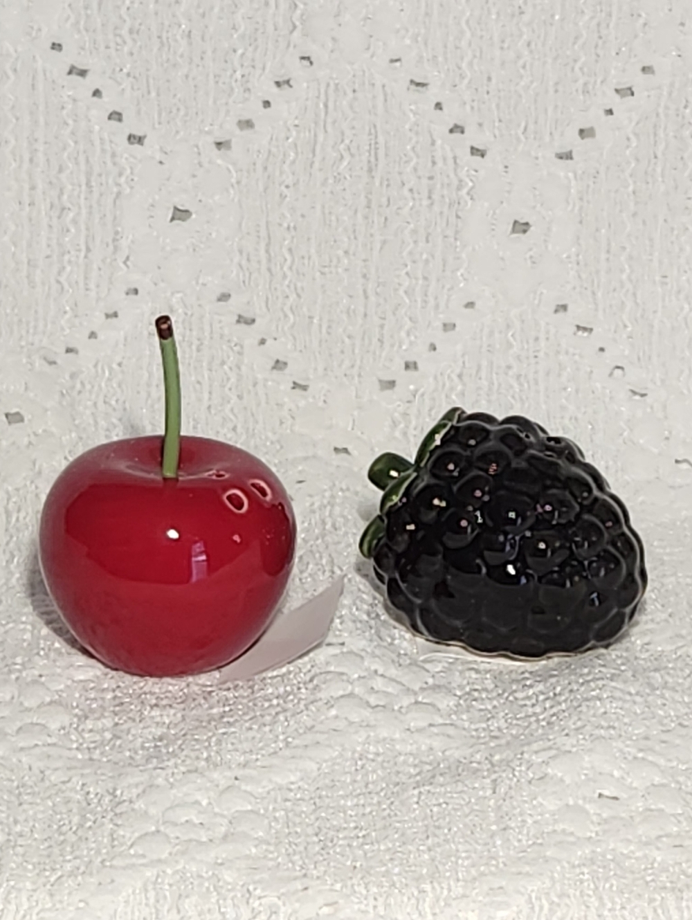 Salt And Pepper Shakers Cherry And Blackberry Fruit Ceramic Miniature - Picture 2 of 2